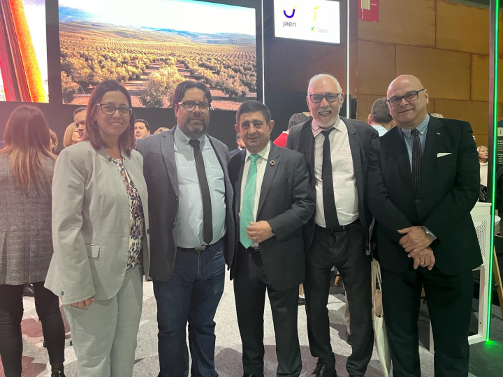 El presidente de Diputaci&oacute;n y de FAMSI recibe en Fitur 2024 a responsables de la Intendencia de Montevideo