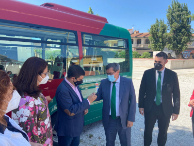 Francisco Reyes y Jos&eacute; Entrena han participado en el acto de recepci&oacute;n de un bus solidario para una escuela en Boyeros, Cuba