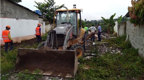 Comienzan en Quinind&eacute; las obras de demolici&oacute;n de la campa&ntilde;a 'Andaluc&iacute;a Solidaria con Ecuador'