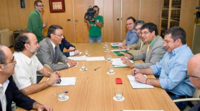 Junta y FAMSI acuerdan impulsar la solidaridad y reforzar la cooperaci&oacute;n local